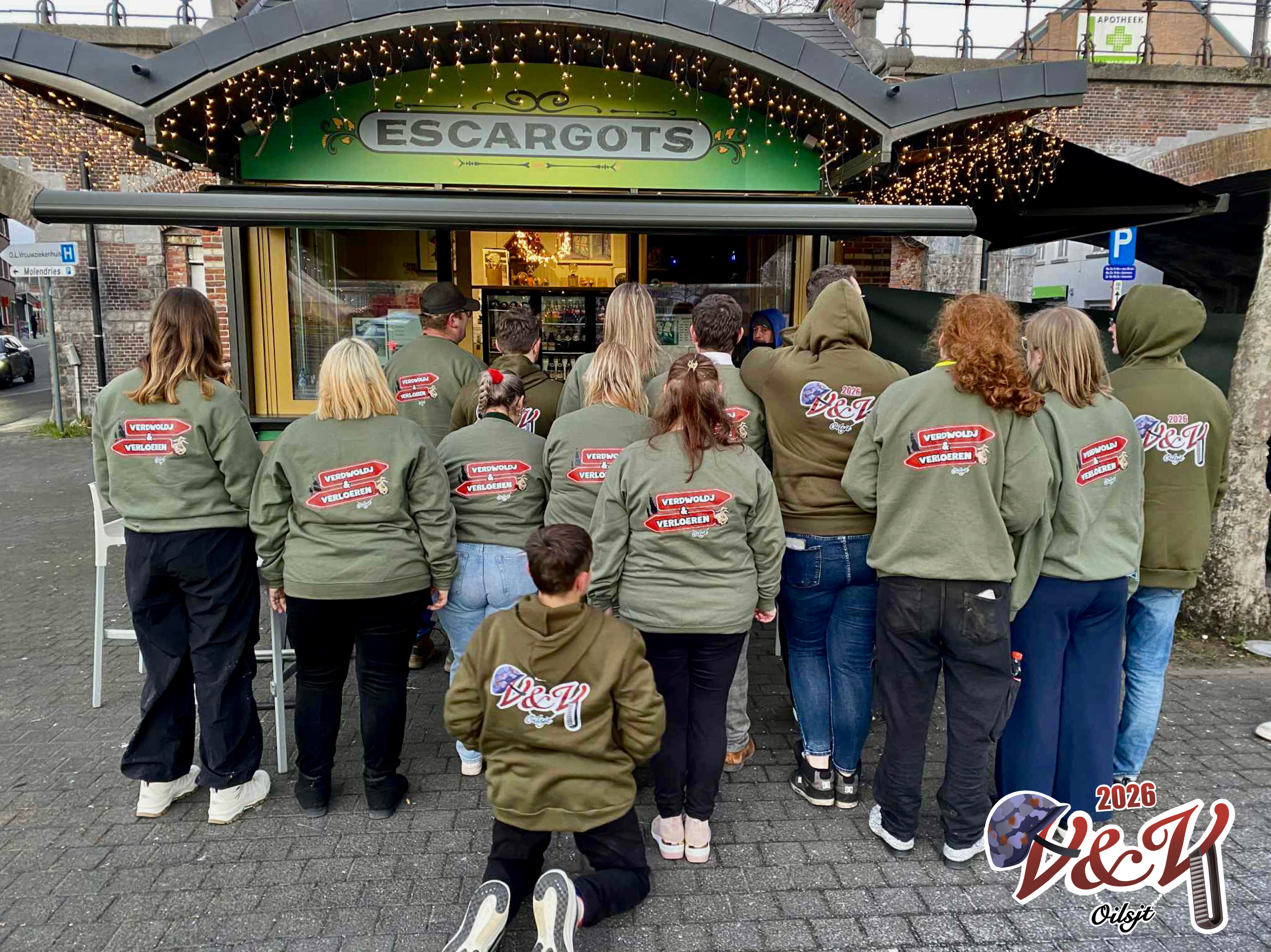 Aalst Carnaval 2026 - Stoetthema AKV Verdwoldj & Verloeren: 'As de Matthi nog azoei een bom lotj vallen...'